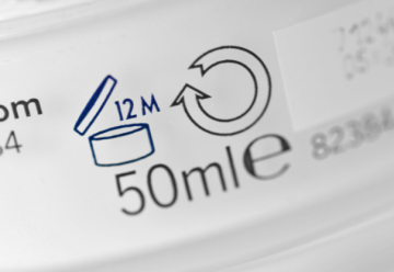 Novoroční detox pro vaši kosmetiku: Jak číst symboly a proč je lepší vyhodit prošlý krém?